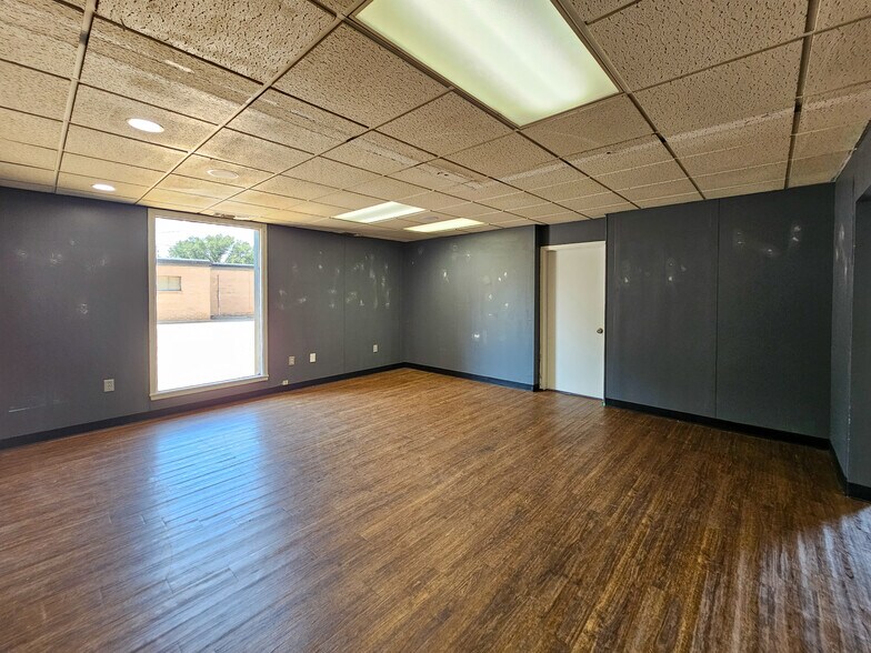More Photos Of 209 S Leggett Dr, Abilene Office For Sale