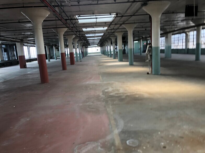 More Photos Of 53-06 Grand Ave, Maspeth Warehouse For Lease