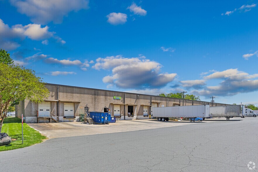 More Photos Of 807 Pressley Rd, Charlotte Unknown For Lease