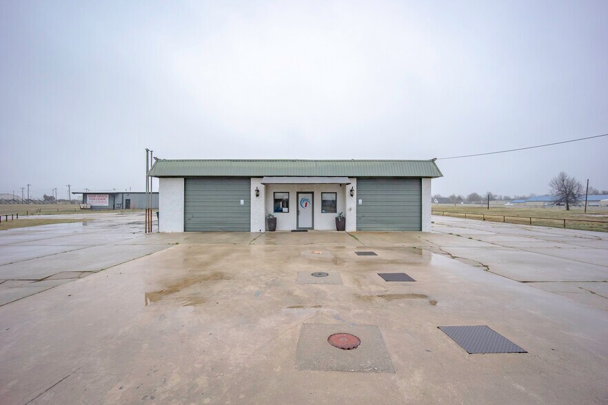 More Photos Of 401 S Ranchwood Blvd, Yukon Flex For Sale