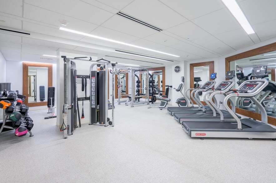 More Photos Of 900 16th St NW, Washington Office For Sale