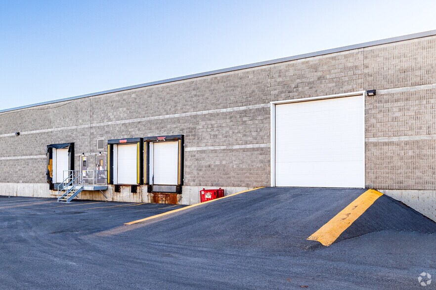 More Photos Of 350-390 Rue Mcarthur, Saint-Laurent Warehouse For Lease