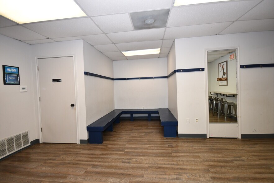 More Photos Of 901 Elm St, McKinney Flex For Sale