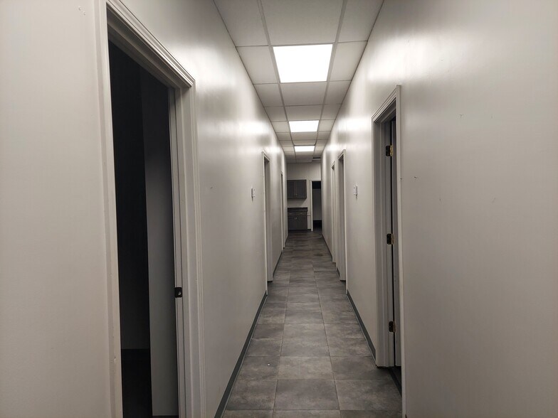 More Photos Of 207 N Brewer St, Paris Storefront Retail Office For Lease