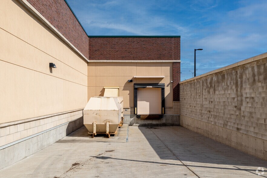 More Photos Of 590-650 Industrial Ave, Ottawa Storefront For Lease