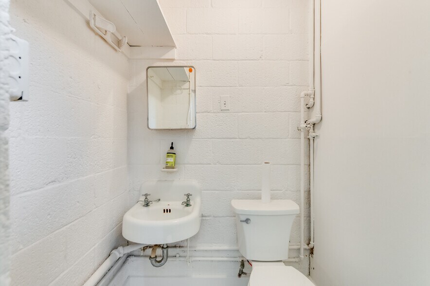 More Photos Of 16945 General Puller Hwy, Deltaville Office For Sale