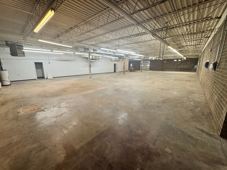 More Photos Of 323 Old Thomasville Rd, High Point Warehouse For Sale