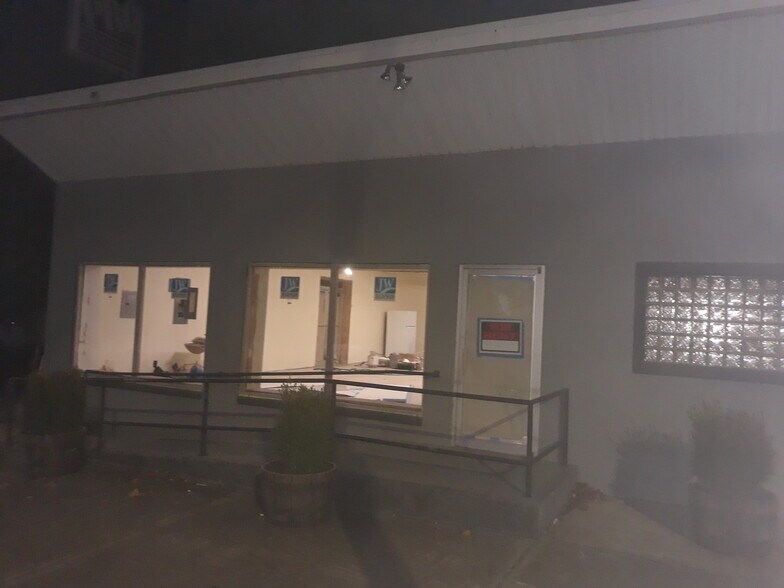 More Photos Of 834 Lemay Ferry Rd, Saint Louis Convenience Store For Lease