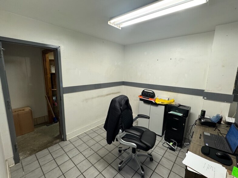 More Photos Of 722-726 Roanoke St, Salem Research And Development For Sale