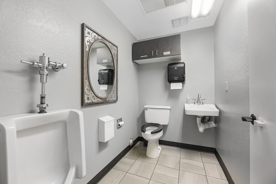 More Photos Of 9502 19th Ave SE, Everett Office For Lease