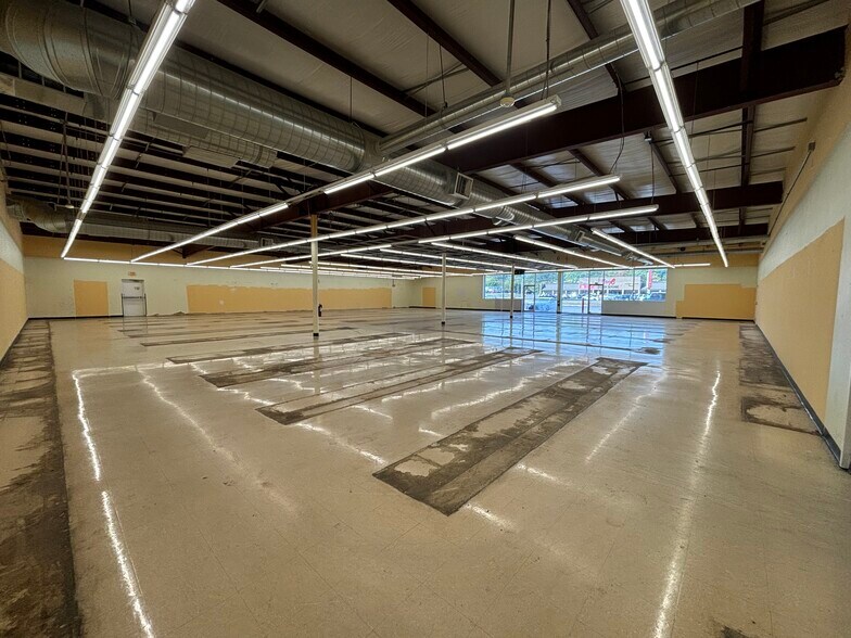 More Photos Of 395 N Gardner St, Scottsburg Freestanding For Lease