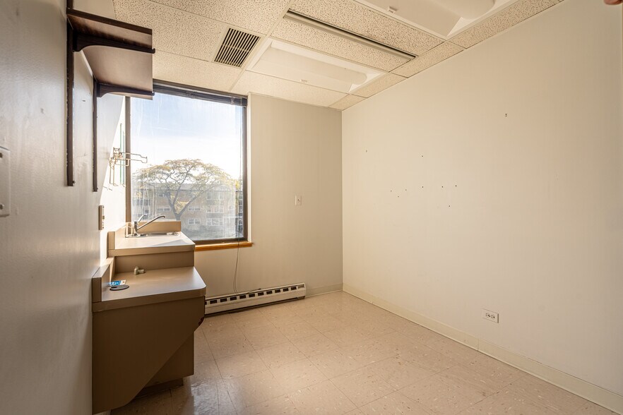 More Photos Of 9301 Golf Rd, Des Plaines Medical For Lease