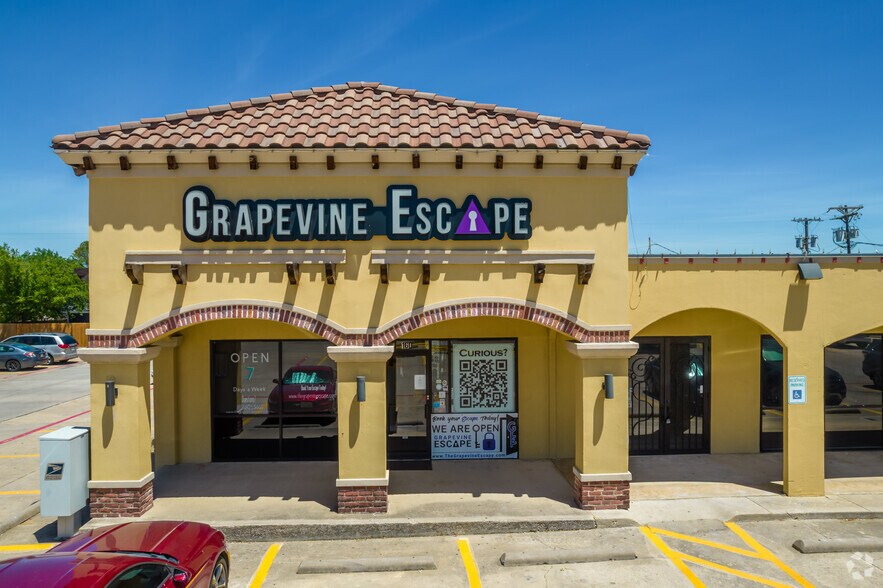 More Photos Of 106-180 N Main St, Grapevine Storefront For Lease