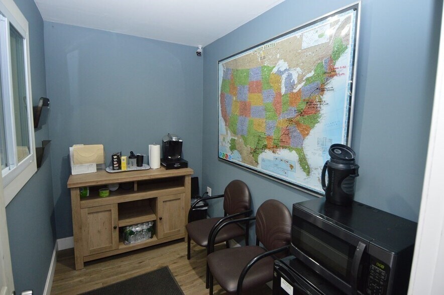 More Photos Of 384 Hartford Tpke, Shrewsbury Warehouse For Lease