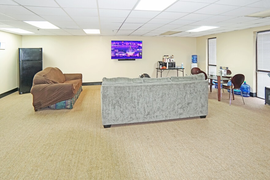 More Photos Of 1560 Commercial Ct, Jonesboro Office For Sale