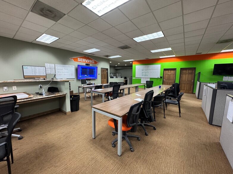 More Photos Of 5311 Niagara St, Commerce City Showroom For Lease