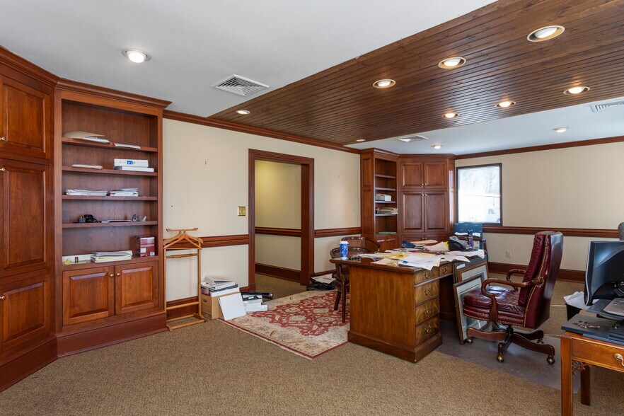 More Photos Of 710 4th St, Shenandoah Warehouse For Sale