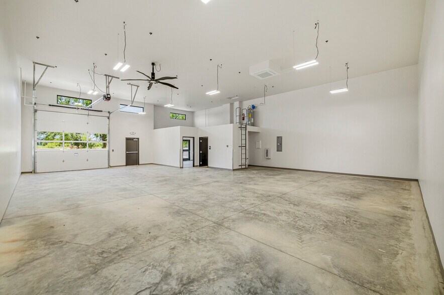 More Photos Of 1093 N Parkinson St, Eagle Light Distribution For Sale