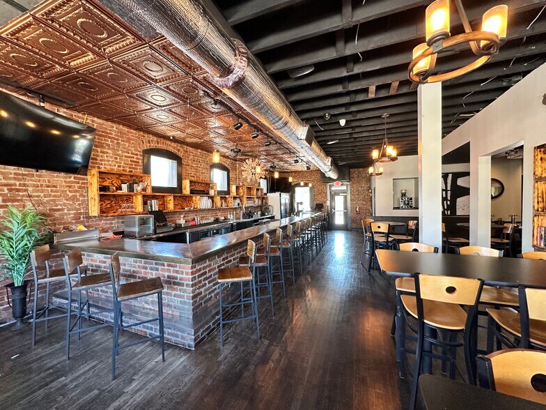 More Photos Of 917 W 44th St, Kansas City Restaurant For Sale