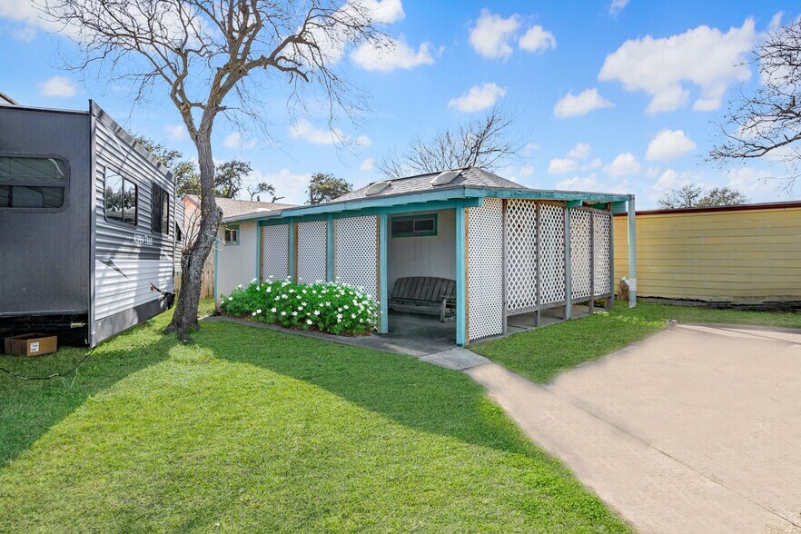 More Photos Of 301 S Fulton Beach, Rockport Trailer Camper Park For Sale