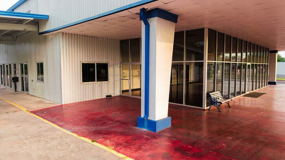 More Photos Of 905 N Harborth Ave, Three Rivers Auto Dealership For Sale