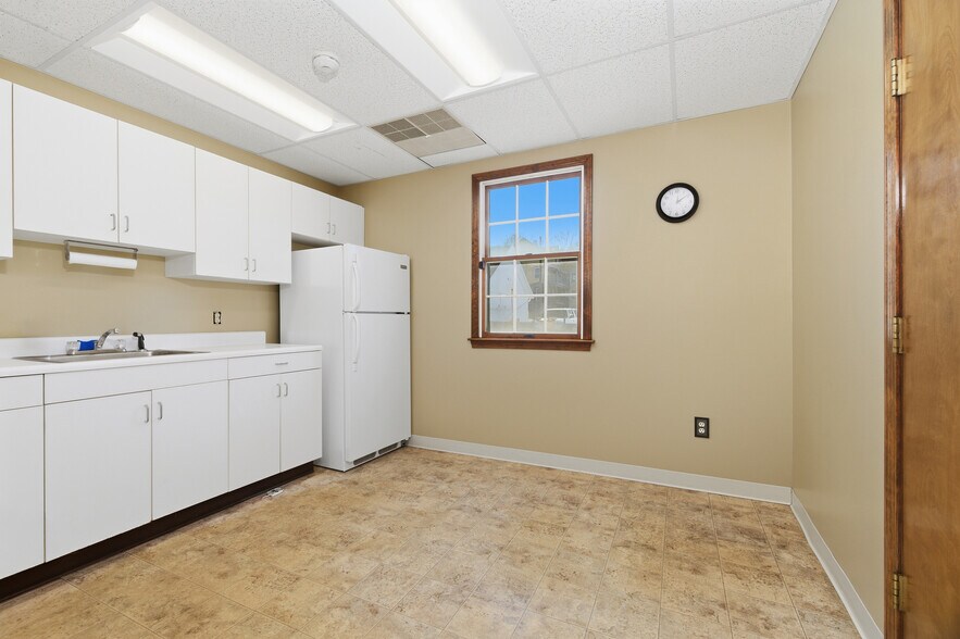 More Photos Of 352 Park Ave, Woonsocket Office For Sale