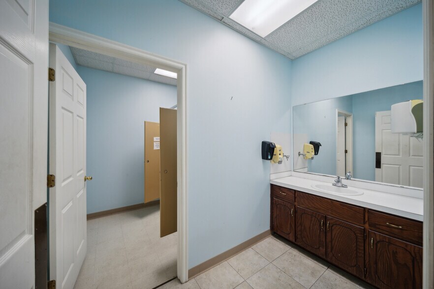 More Photos Of 710 S Adams St, Sapulpa Distribution For Sale