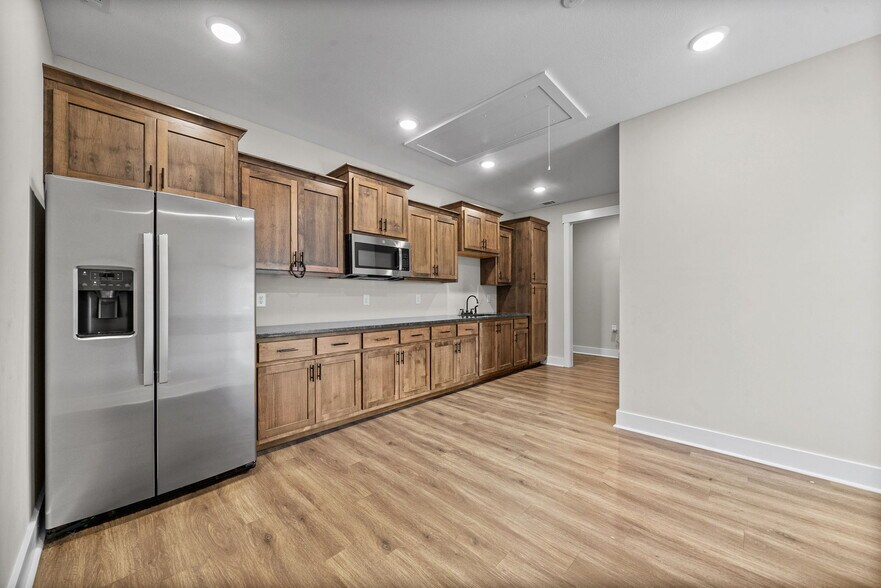 More Photos Of 159 Darlene Dr, Clarksville Office For Lease