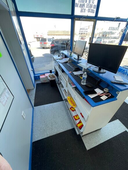 More Photos Of 37 W 10 Mile Rd, Hazel Park Auto Dealership For Lease