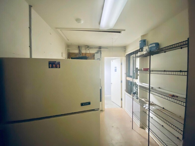 More Photos Of 4230 W Loomis Rd, Greenfield Showroom For Lease