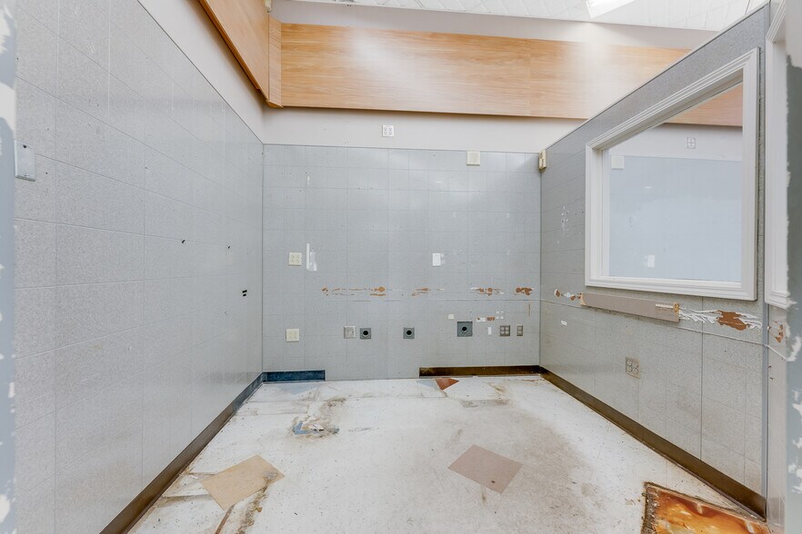 More Photos Of 19254 Seneca Trl, Marlinton Drugstore For Sale