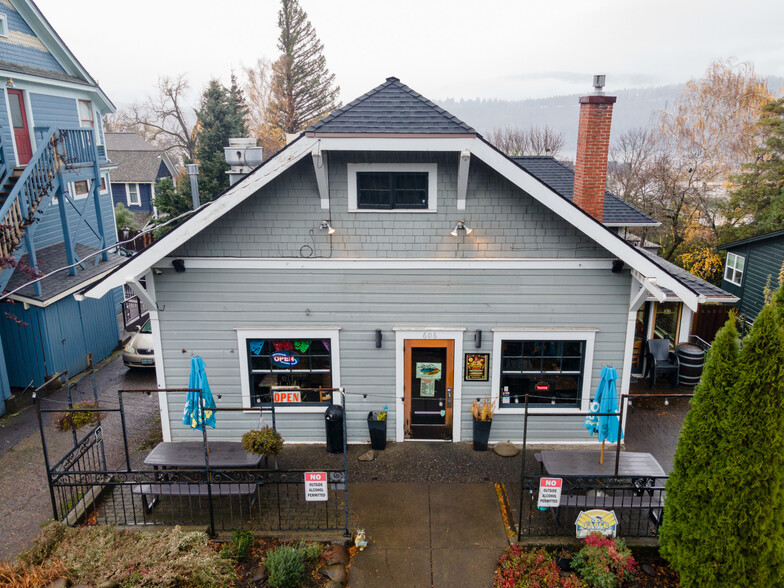 Primary Photo Of 606 Oak St, Hood River General Retail For Sale