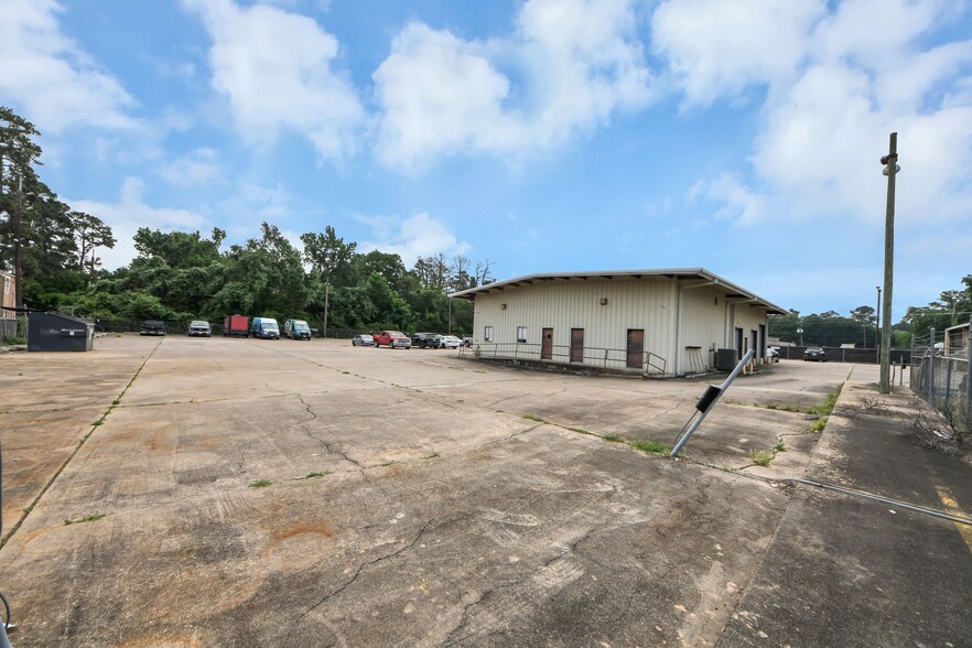 More Photos Of 10814 Woodedge Dr, Houston Warehouse For Sale
