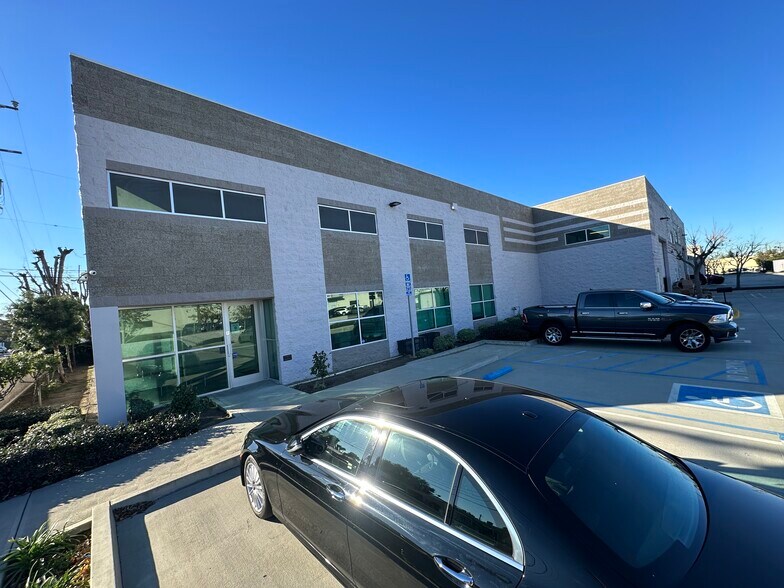 More Photos Of 7655 Kester Ave, Van Nuys Warehouse For Lease