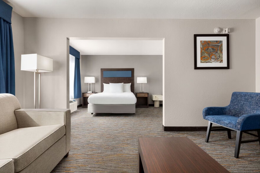 More Photos Of 1511 N Howe St, Southport Hotel For Sale
