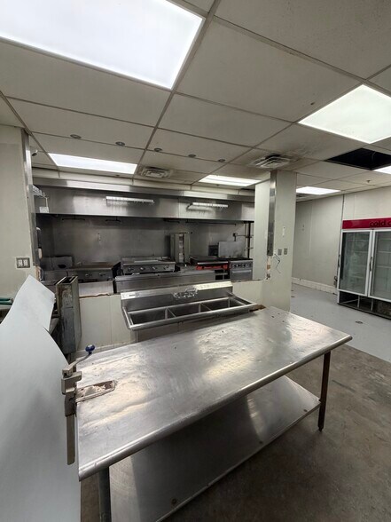 More Photos Of 710 W 6th St, Austin Bar For Lease