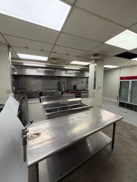 More Photos Of 710 W 6th St, Austin Bar For Lease