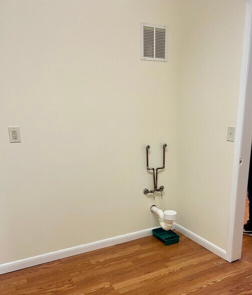 More Photos Of 25 E Genesee St, Auburn Storefront Retail Residential For Lease