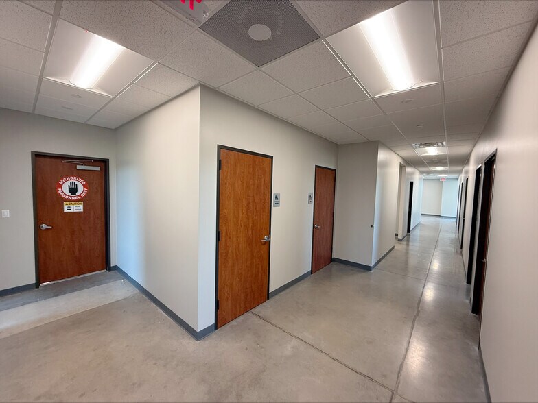 More Photos Of 4409 Rex Rd, Friendswood Warehouse For Lease