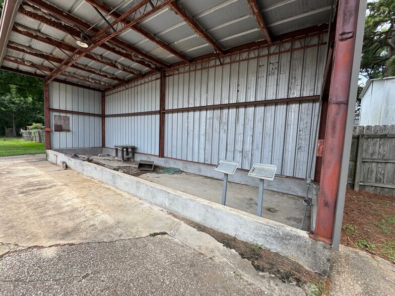 More Photos Of 1208 S Chestnut St, Lufkin Showroom For Sale