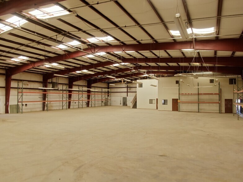 More Photos Of 1400 Orange St, Rosamond Warehouse For Lease