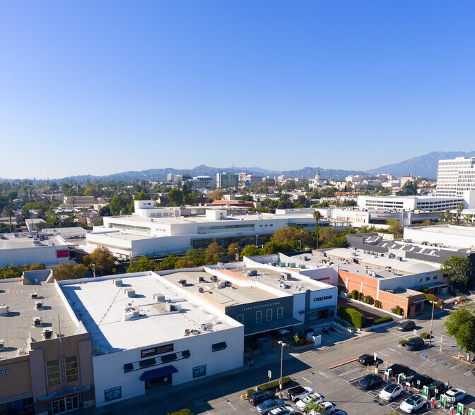 More Photos Of 422 S Lake Ave, Pasadena Storefront For Lease