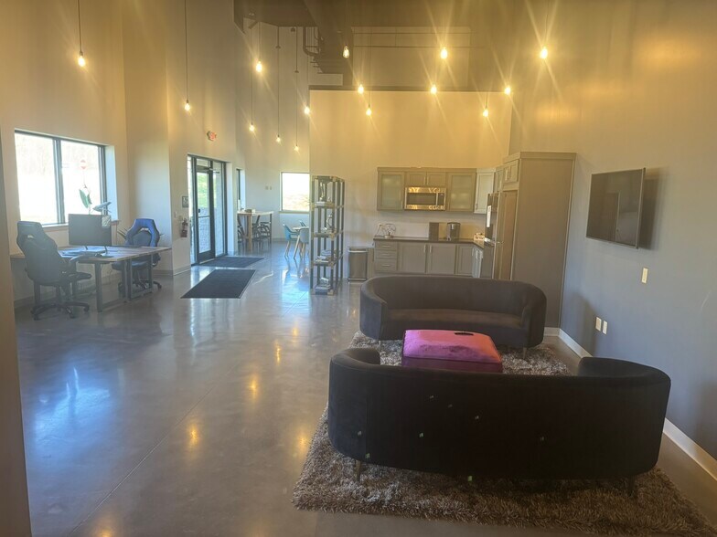 More Photos Of 80 Sequin Dr, Glastonbury Warehouse For Lease