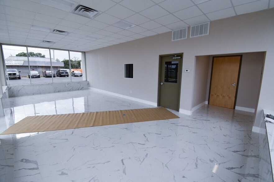 More Photos Of 8969 Pensacola Blvd, Pensacola Auto Repair For Sale