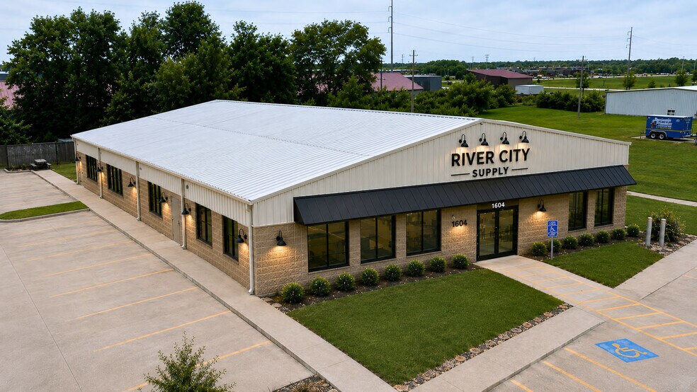 More Photos Of 1604 W Acorn Dr, Rogers Industrial For Lease