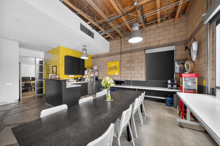 More Photos Of 3500 W Burbank Blvd, Burbank Office For Sale
