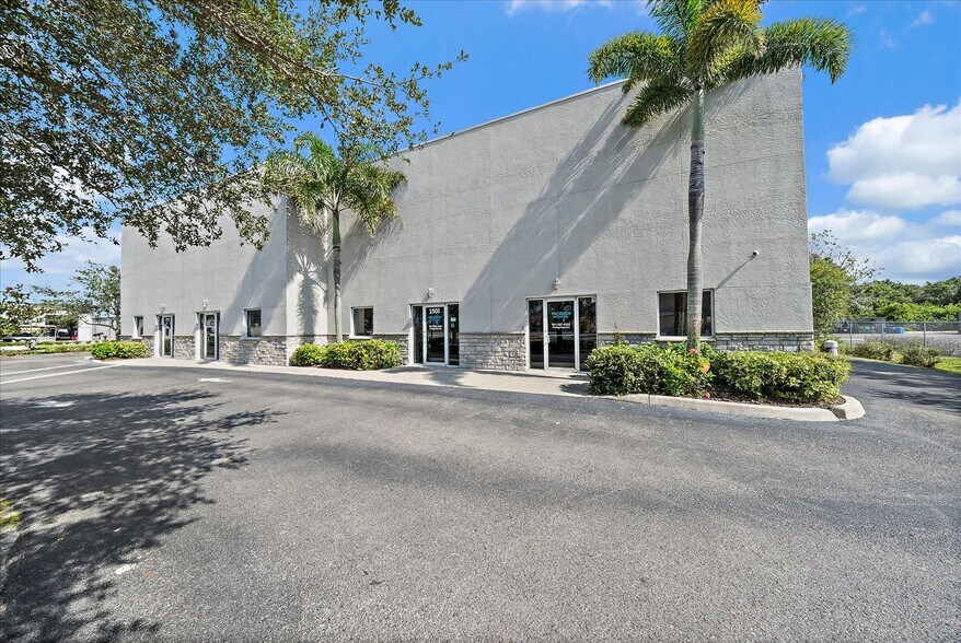 More Photos Of 1501 Sarasota Center Blvd, Sarasota Warehouse For Lease