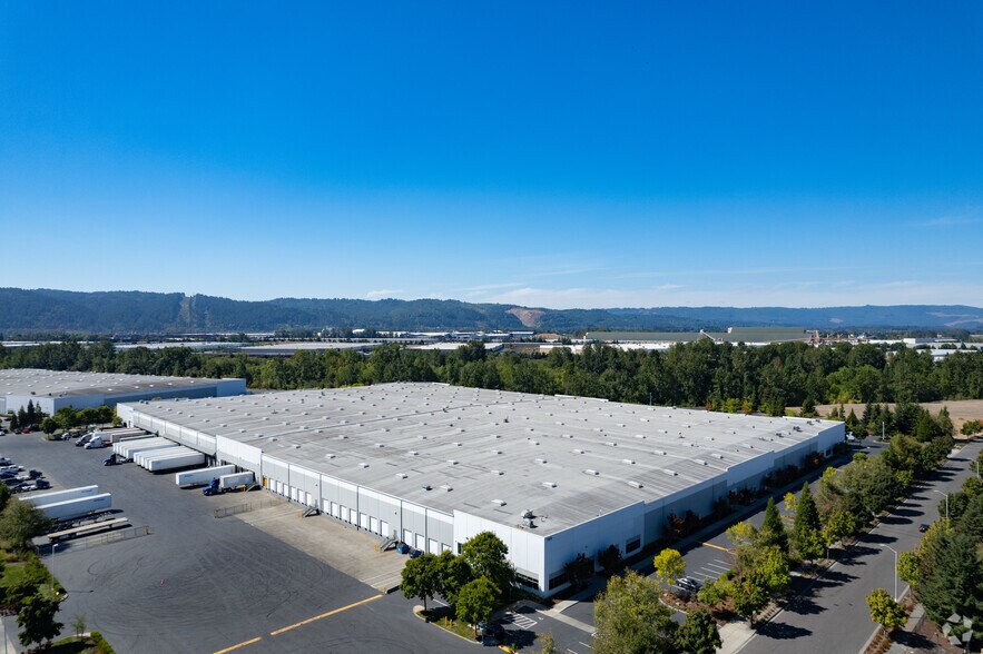 More Photos Of 7820-7832 N Leadbetter Rd, Portland Warehouse For Lease