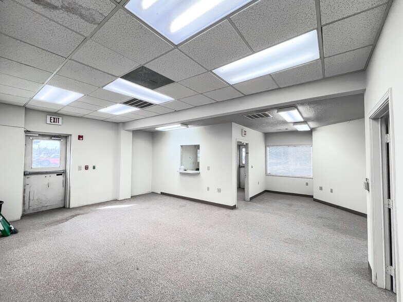 More Photos Of 712 W Holland Ave, Alpine Office For Lease
