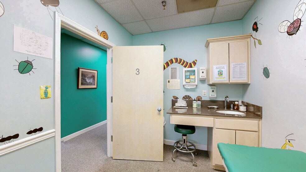 More Photos Of 1701 Spring St, Jeffersonville Medical For Sale